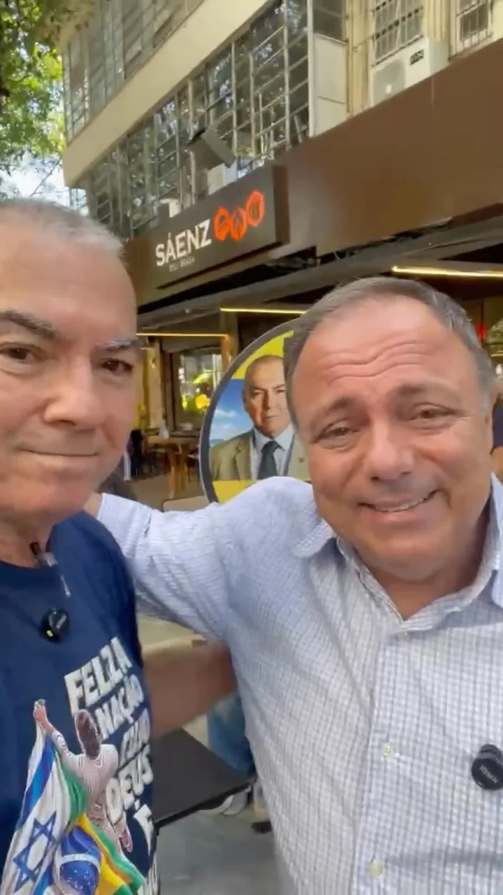 Paulo Bastos ao lado de apoiador no Rio de Janeiro
