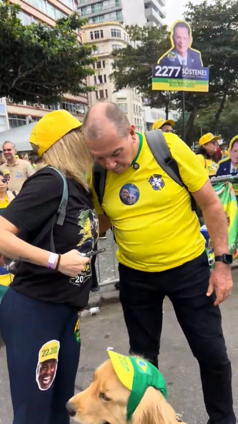 Paulo Bastos em ato de campanha no Rio de Janeiro, cercado de apoiadores